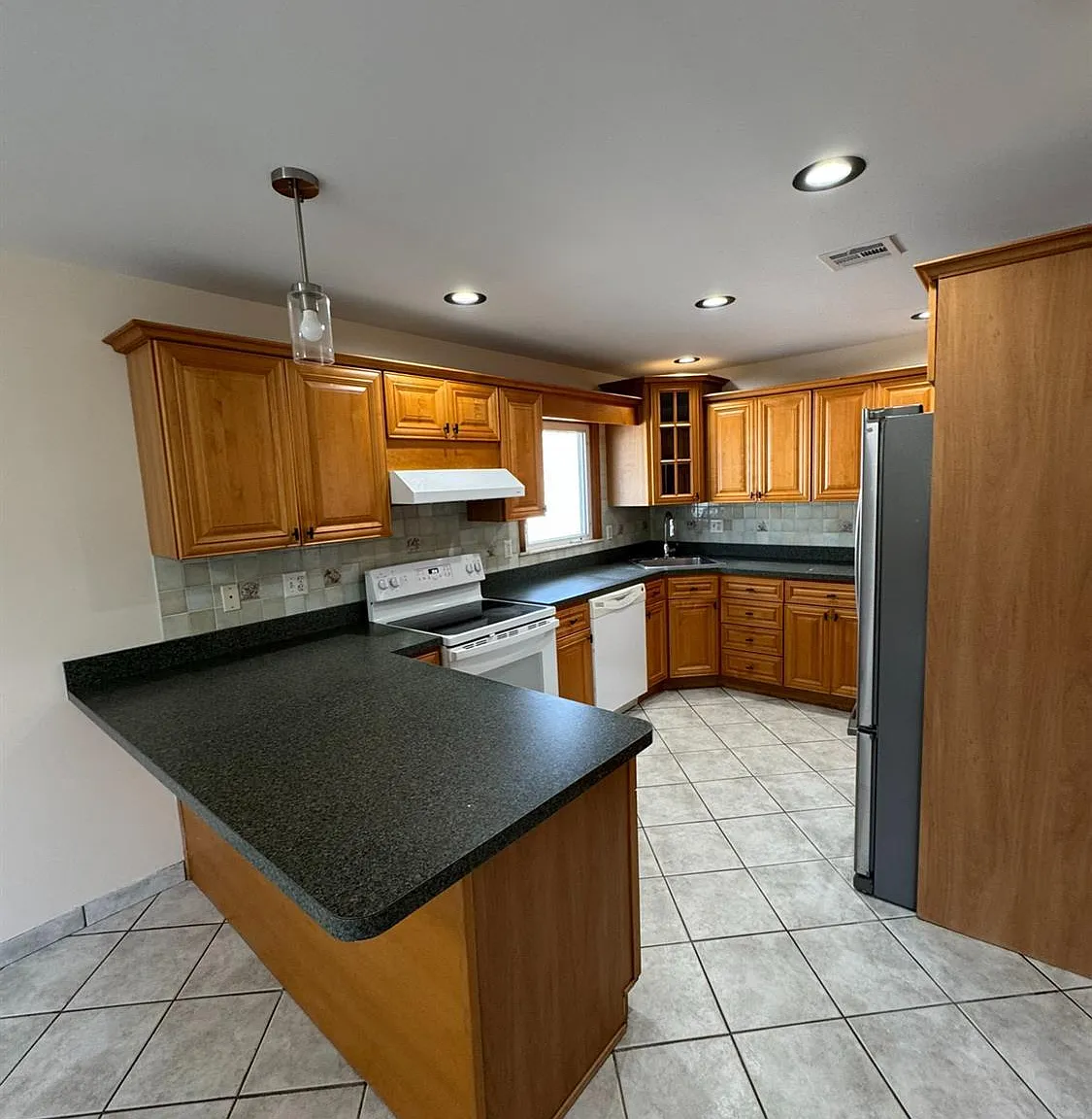 3 bed, 1.0 bath, $2,600 — Photo 4