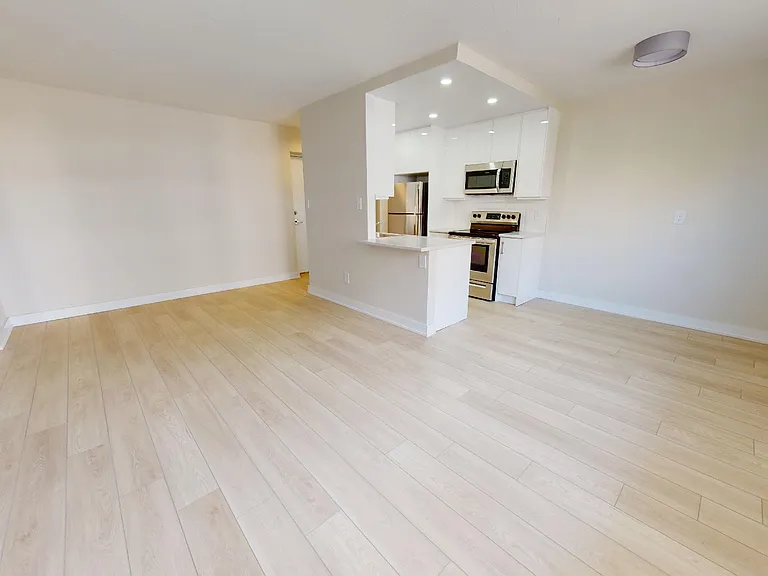 1170 Fennell Ave E — Photo 20