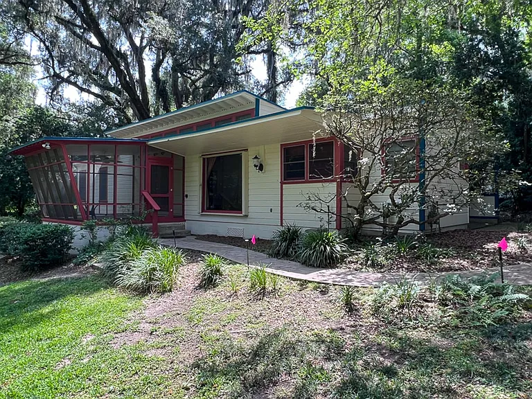 411 NW 26th St — Photo 28