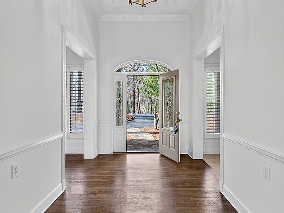 5th image of 1027 Hunters Trce