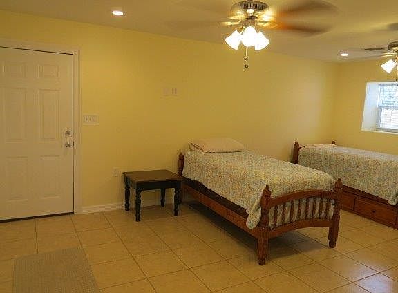 5th image of 321 S Shore Dr