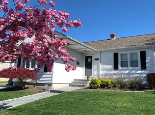 17 La Salle Dr, Providence, RI 02908