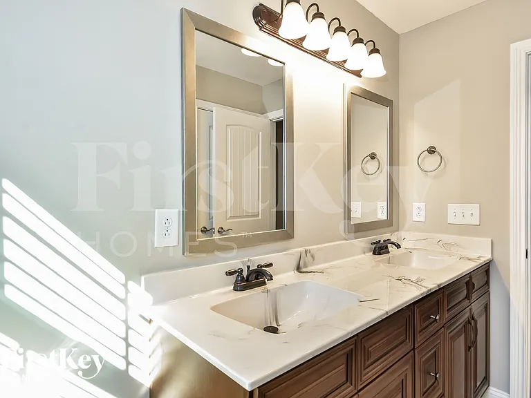 1045 Rushmore Rd — Photo 9