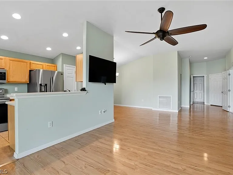 2427 Woodbourne Pl — Photo 5
