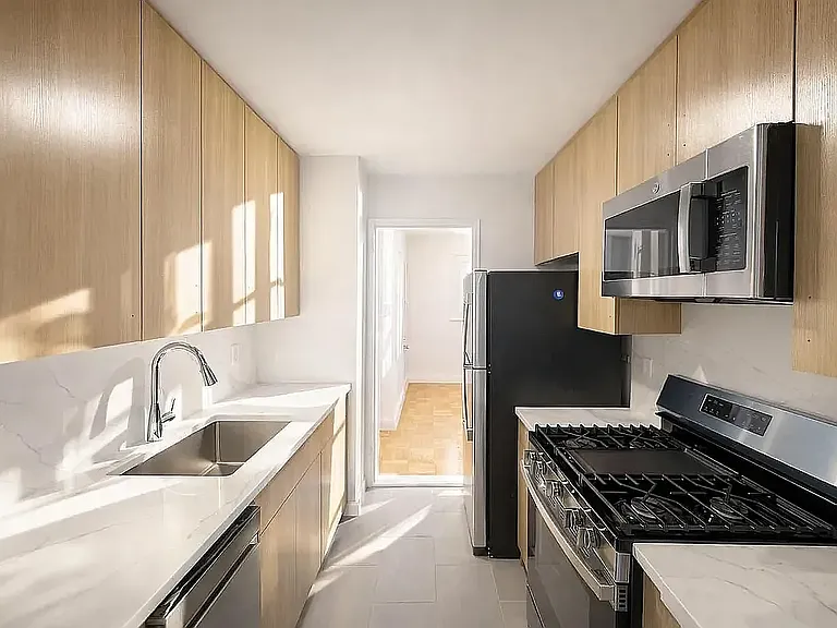 350 E 52nd St — Photo 3