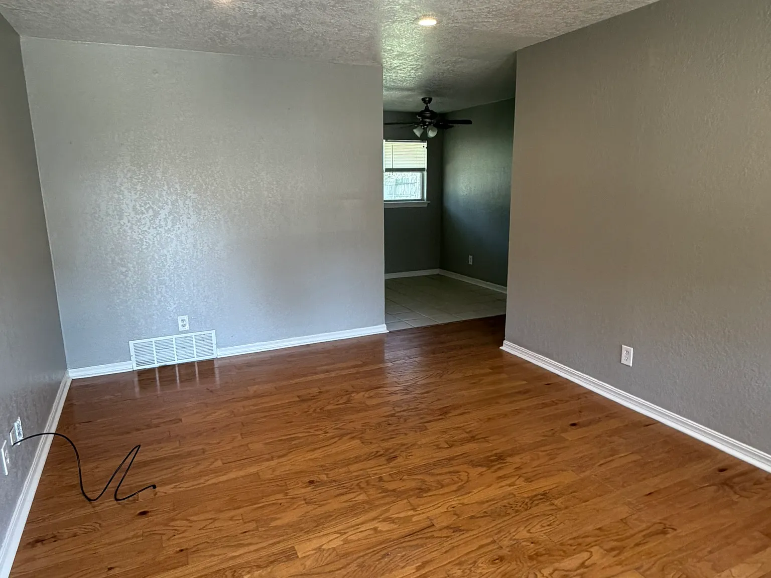 3 bed, 970 sqft, $1,200 — Photo 2