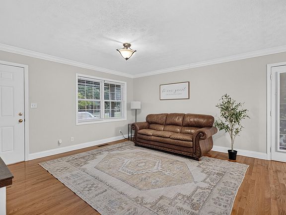 5th image of 58 Lynn Dr