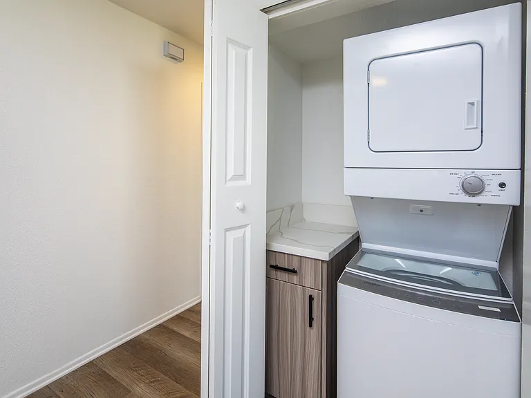 Gorgeous huge units in premier location! ASK ABOUT OUR MOVE-IN SPECIALS!! — Photo 49