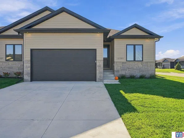10501 Majestic Ln, Lincoln, NE 68527