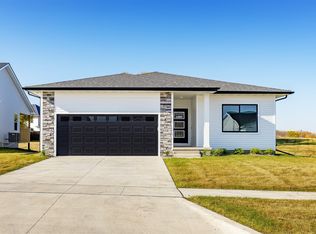 5418 167th St, Urbandale, IA 50323