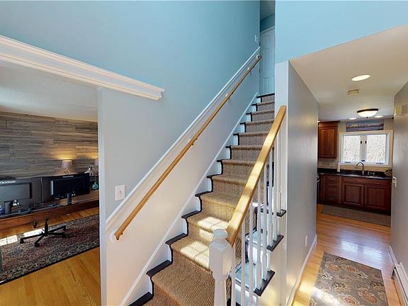 5th image of 215 Imperial Dr