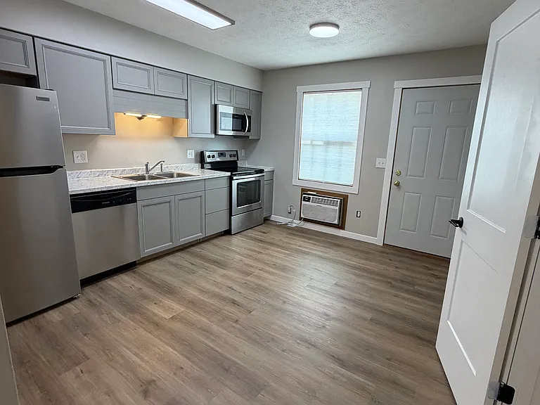 1530 Hawk Cir #D — Photo 2