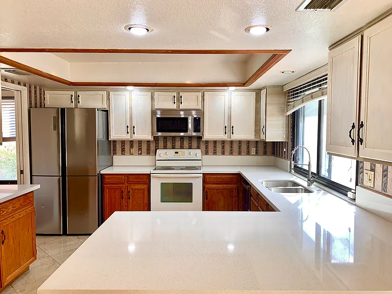 426 E Susan Ln — Photo 16