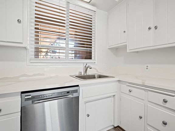5th image of 720 S Plymouth Blvd #3