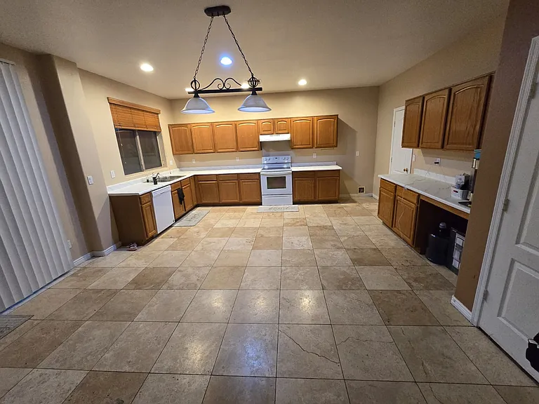 3205 W Pleasant Ln — Photo 10