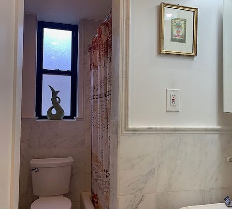 4th image of 401 E 79th St #2F
