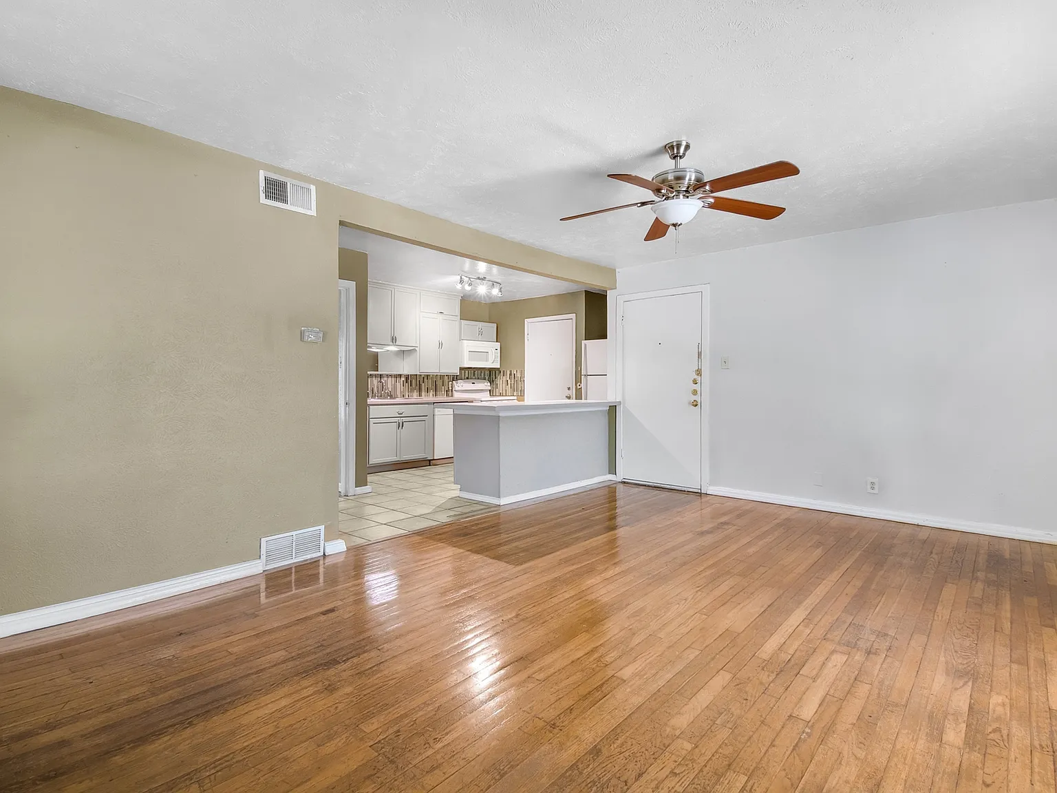 1 bed, 875 sqft, $1,325 — Photo 3