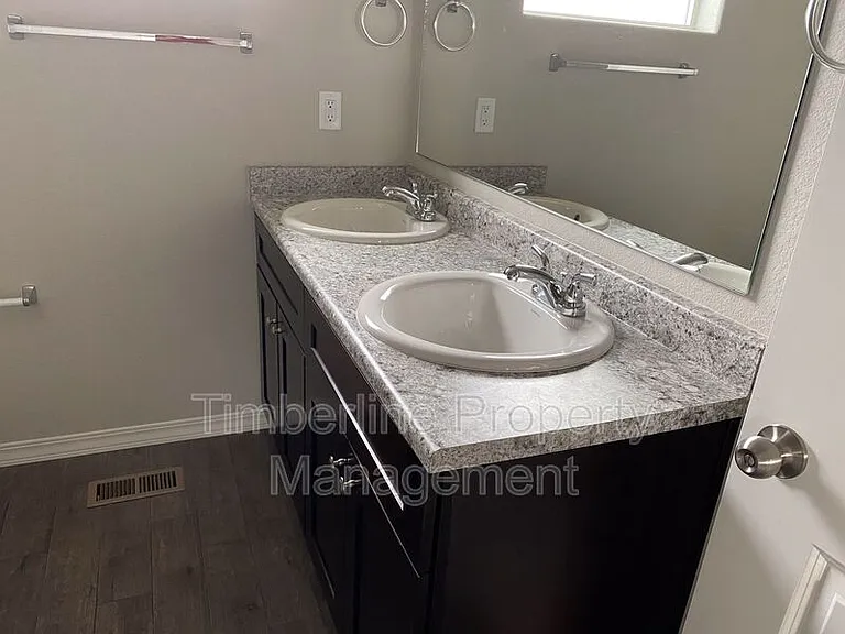 889 Grissom Dr — Photo 20