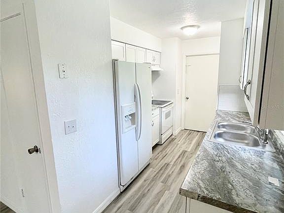 4th image of 2860 NE 43rd Pl