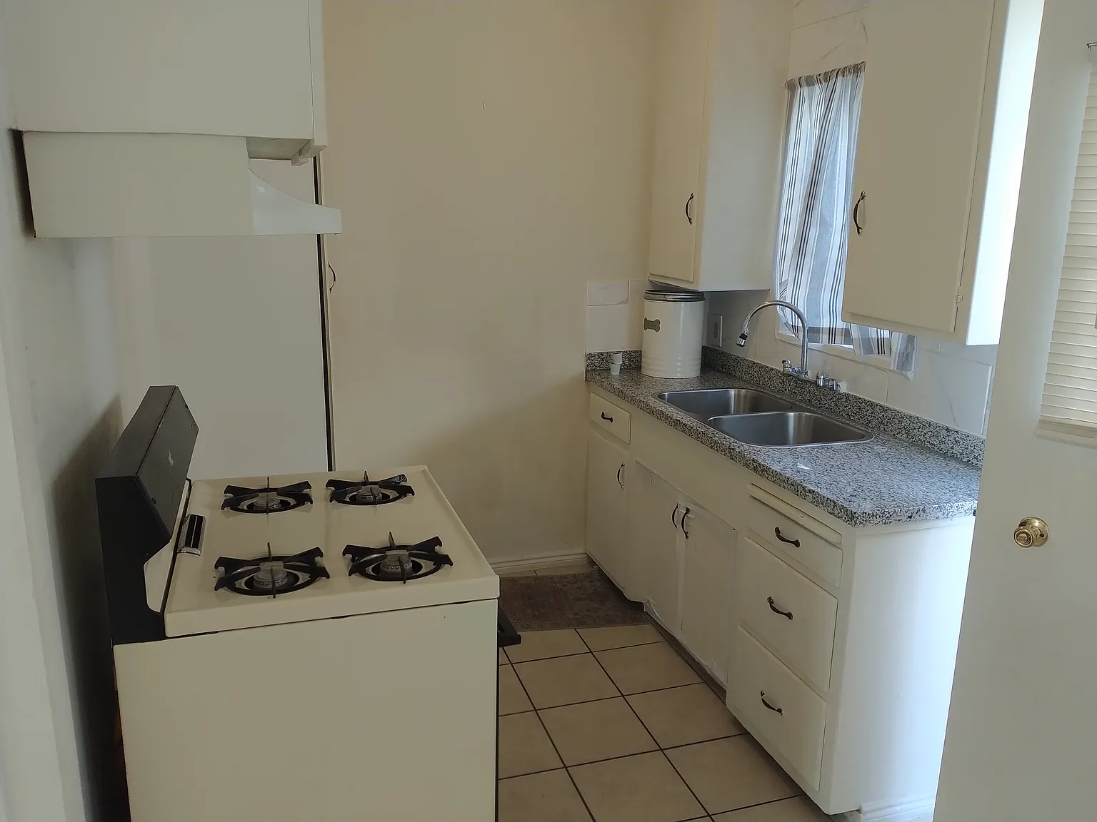 313 Sinclair Ave — Photo 2