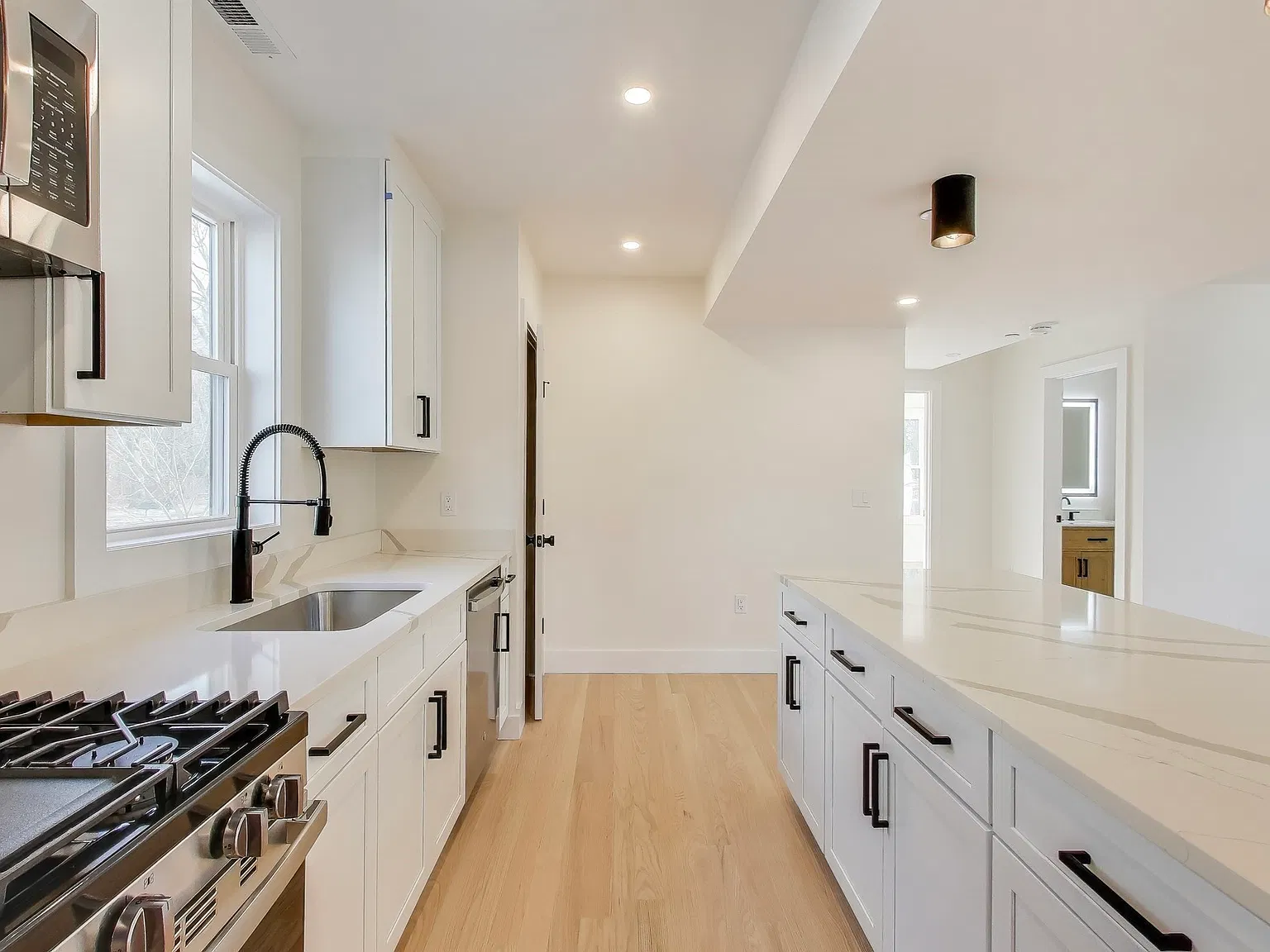 3 bed, 1280 sqft, $3,850 — Photo 2