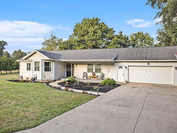 2nd image of 66414 Red Pine Cir