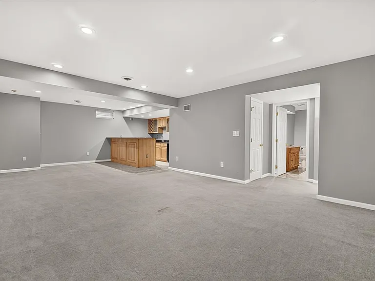 6455 Saddlebrook Ln — Photo 36