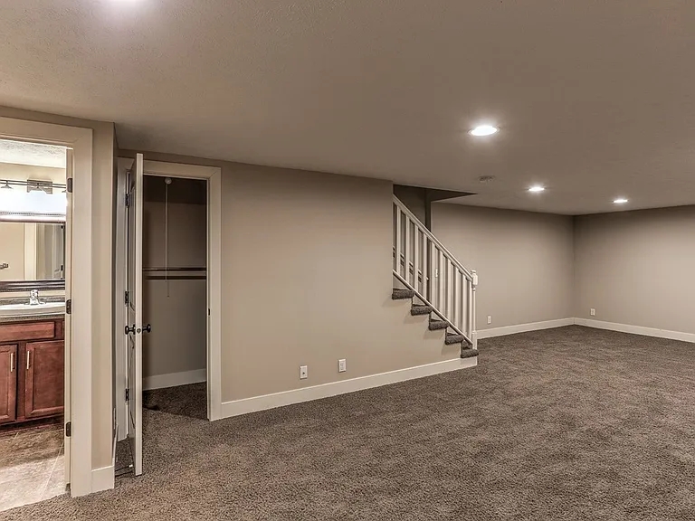 806 Park Ave — Photo 84