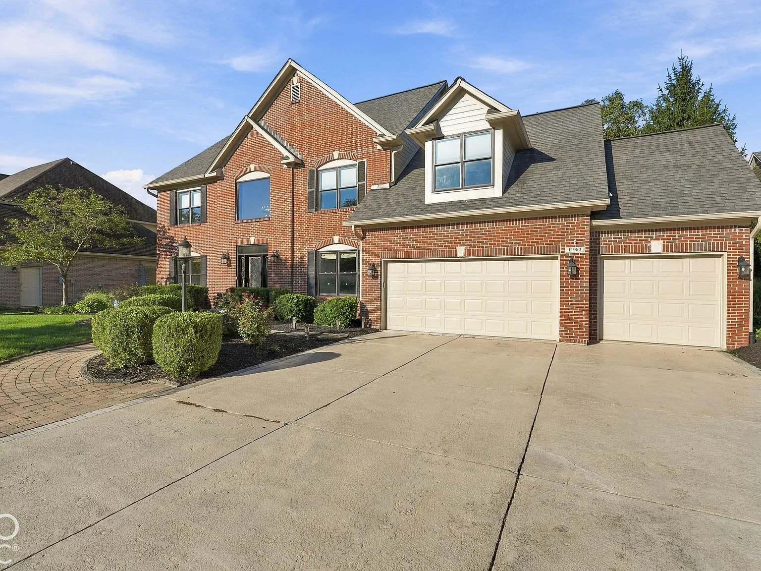 5 bed, 4.5 bath, 5448 sqft, $4,500 — Photo 2
