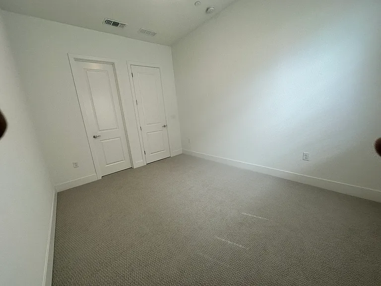 527 E Fiorino St — Photo 14