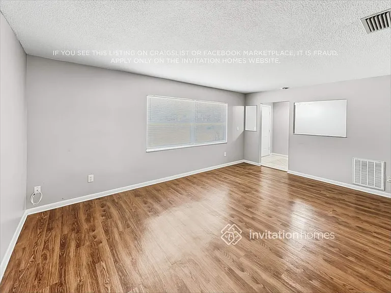 900 Vincent Dr — Photo 4