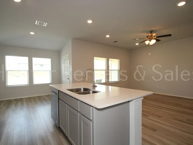 7007 Gilbert Dr — Photo 10