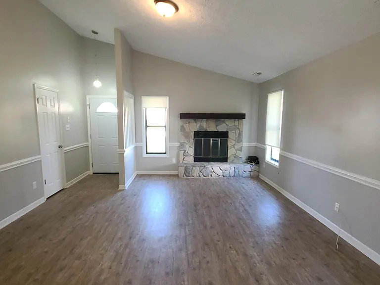533 Hollyberry Ln — Photo 5
