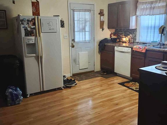 5th image of 208 Dickenson St