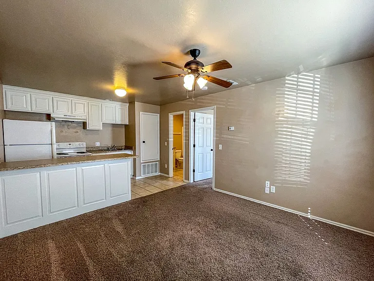 117 W Davis St — Photo 1