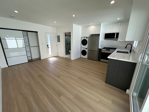 4th image of 6700 Noble Ave #1/2