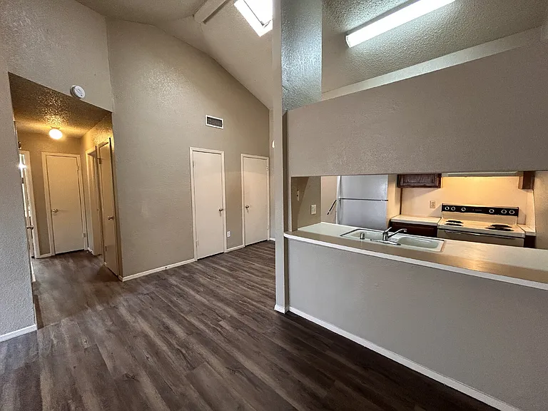 129 N Troy Ave #A — Photo 4
