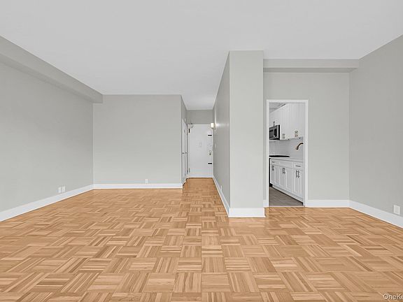 3rd image of 9 Fordham Hill Oval #3C