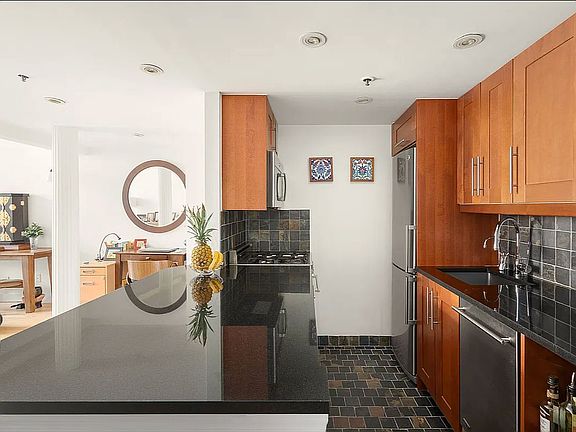 2nd image of 77 Bleecker St APT 618