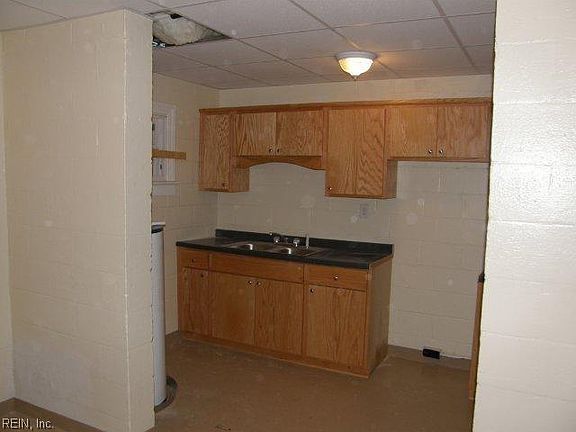 4th image of 2312 Reservoir Ave APT A