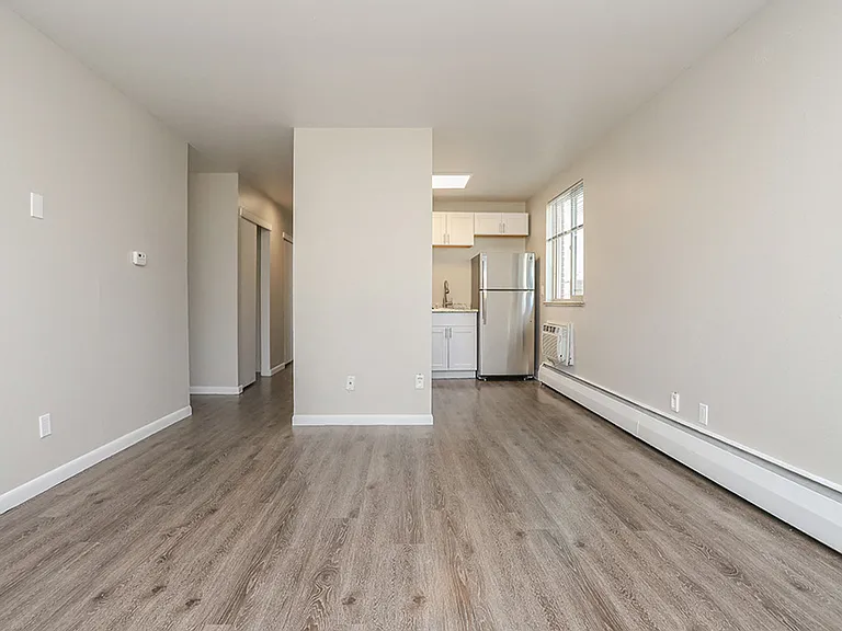 21 Logan — Photo 6