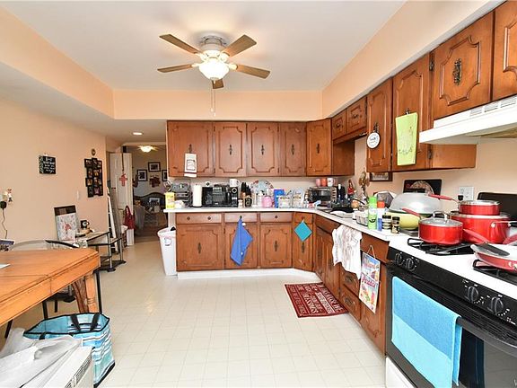 5th image of 142 Young St