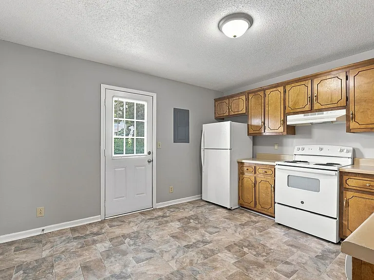 Tower Dr - 3264 — Photo 10
