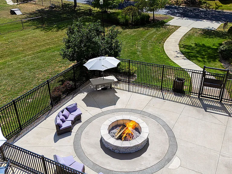Firepit & lounge area