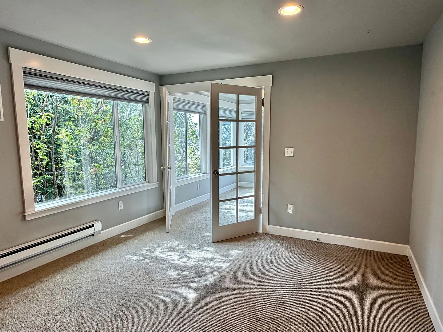 Beautiful 4 bed home in desirable Eastlake! Available Now! — Photo 3