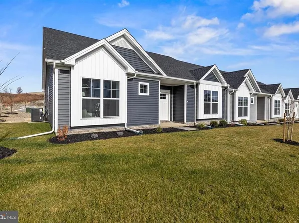 137 Coastal Dr #73, Hanover, PA 17331