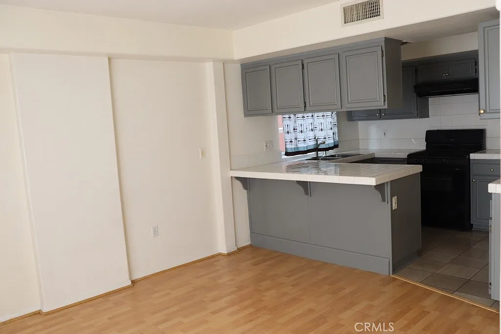 4 bed, 1879 sqft, $4,795 — Photo 3