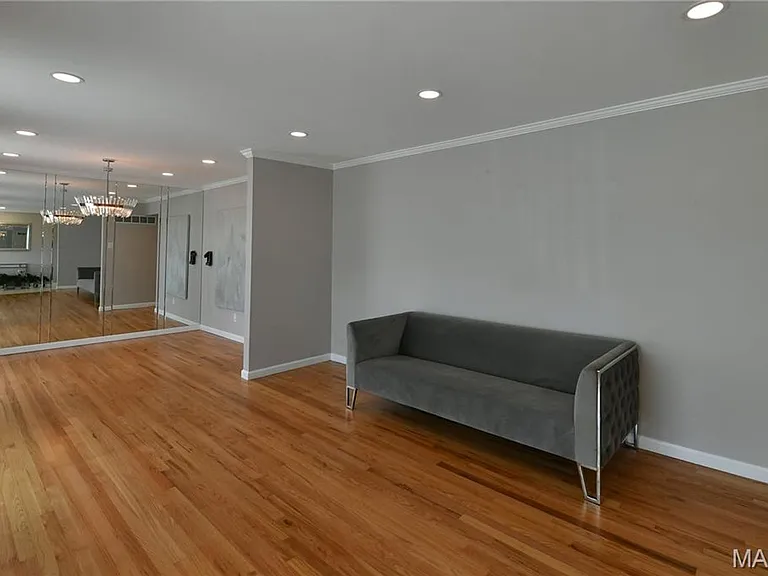 965 Orchard Lakes Dr — Photo 4