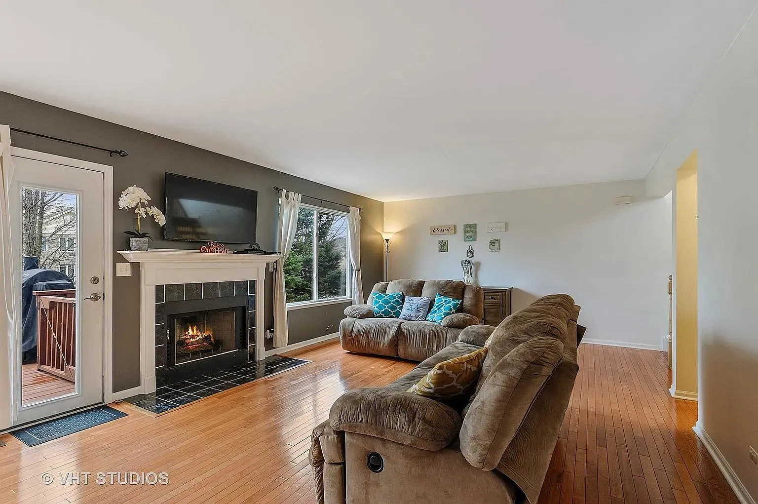 3 bed, 2.5 bath, 1524 sqft, $2,695 — Photo 2