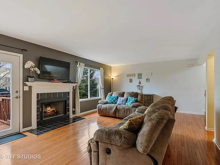 343 Stevens Ct — Photo 2